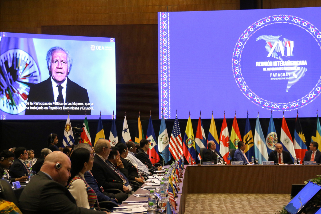 El secretario general de la OEA, Luis Almagro, envía un mensaje a través de un video durante la XVII Reunión Interamericana de Autoridades Electorales RAE este martes en Luque (Paraguay). (Foto de Nina Osorio de la agencia EFE)