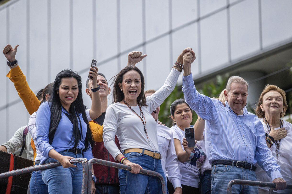 Fotografía de archivo del 30 de julio de 2024 de la líder opositora venezolana María Corina Machado (2i) y el abanderado de la oposición a la presidencia de Venezuela Edmundo González Urrutia (d) durante una manifestación en Caracas (Venezuela). (Foto de Henry Chirinos de la agencia EFE)