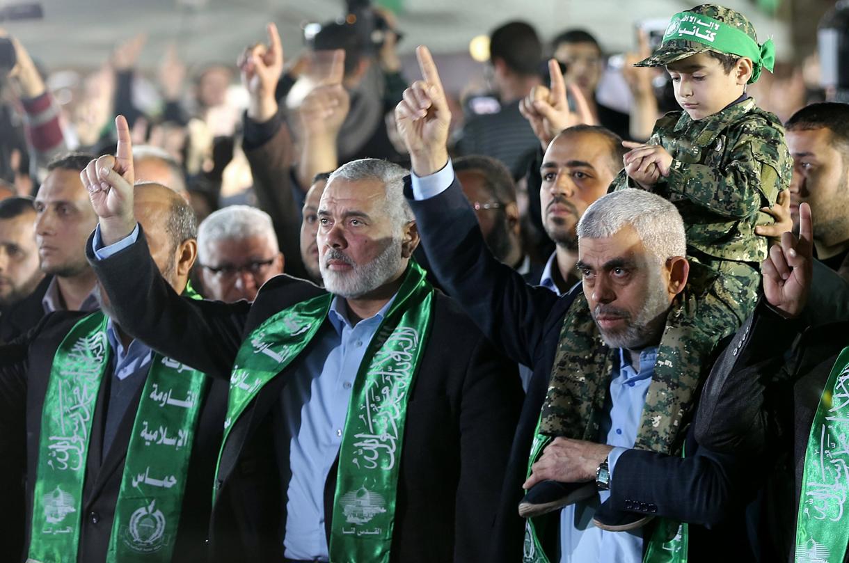 Yahya Sinwar (derecha). (Foto archivo Mohammed Saber de la agencia EFE/EPA)