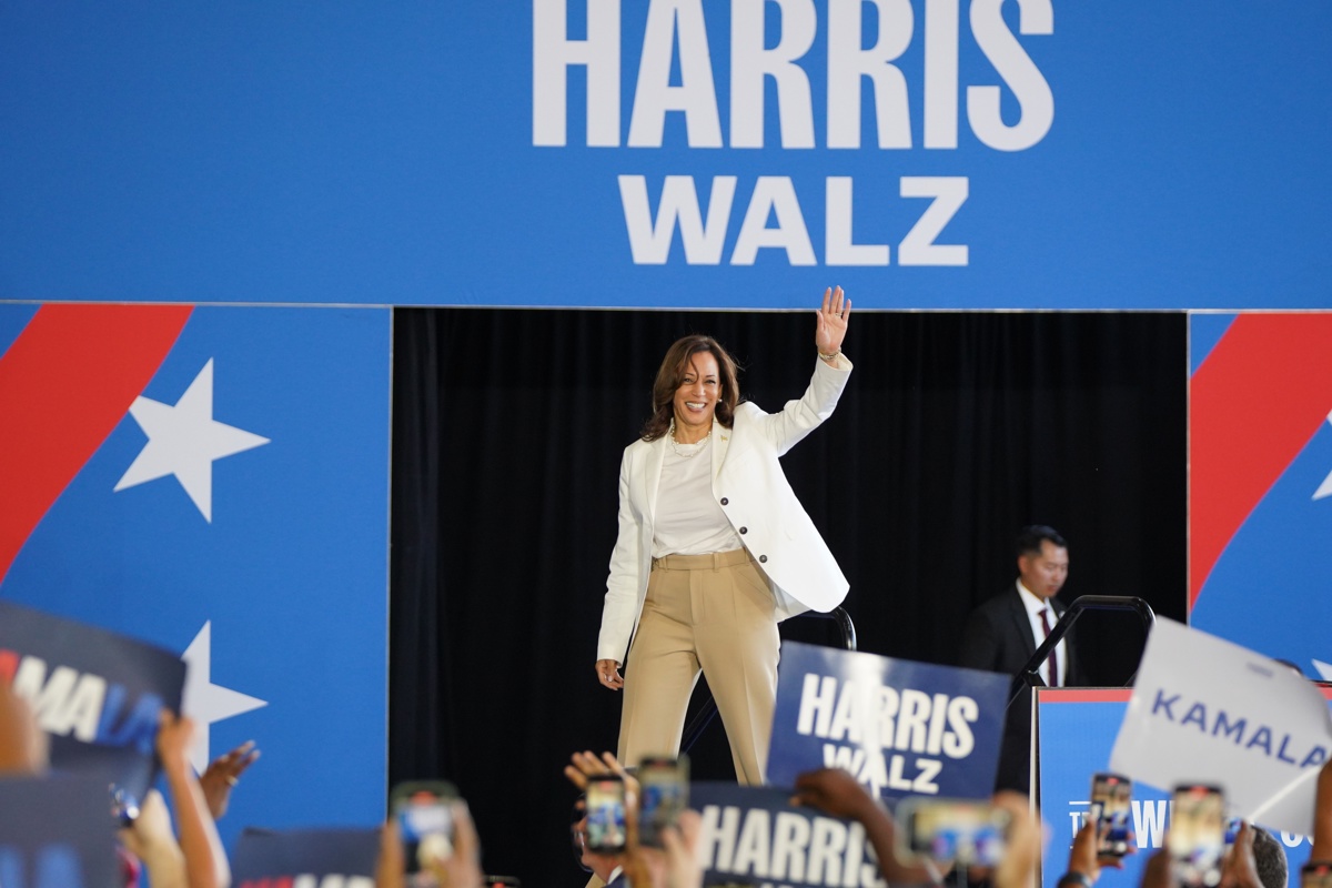 La candidata presidencial demócrata, Kamala Harris, está recortando la ventaja en las encuestas con respecto a su rival republicano, Donald Trump. (Foto de Dieu-Nialo Chery de la agencia EFE)