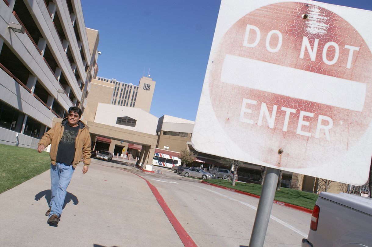 Fotografía de archivo en la que se ve a un hispano camina en las afueras del hospital John Peter Smith en Fort Worth (Texas, EUA). (Foto de José Luis Castillo Castro de la agencia EFE)