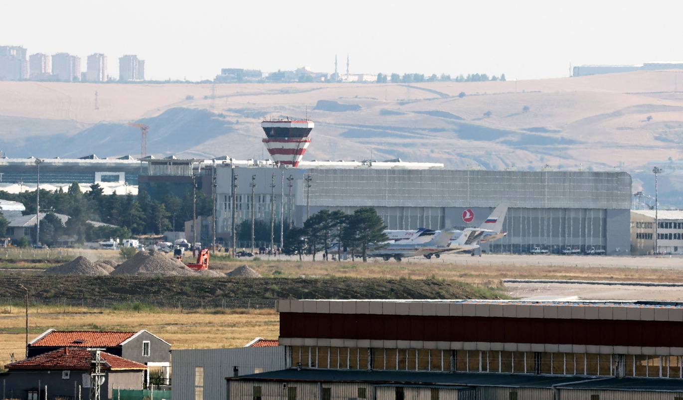 Un avión del gobierno ruso y aviones privados se ven en el Aeropuerto Esenboga en Ankara, Turquía, 01 de agosto de 2024. (Rusia, Turquía) (Imagen de la agencia EFE/EPA/STR)