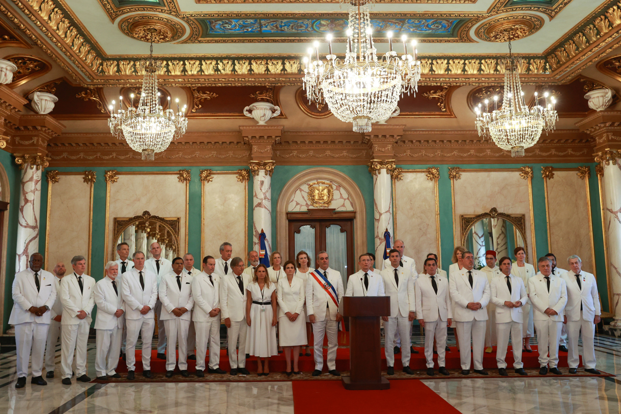 El canciller dominicano, Roberto Álvarez (c), le una declaración firmada por veintidós países y la UE junto al presidente de República Dominicana, Luis Abinader (c-i), y los mandatarios invitados a la investidura de Abinader este viernes, en el Teatro Nacional en Santo Domingo (República Dominicana). (Foto de Orlando Barría de la agencia EFE)