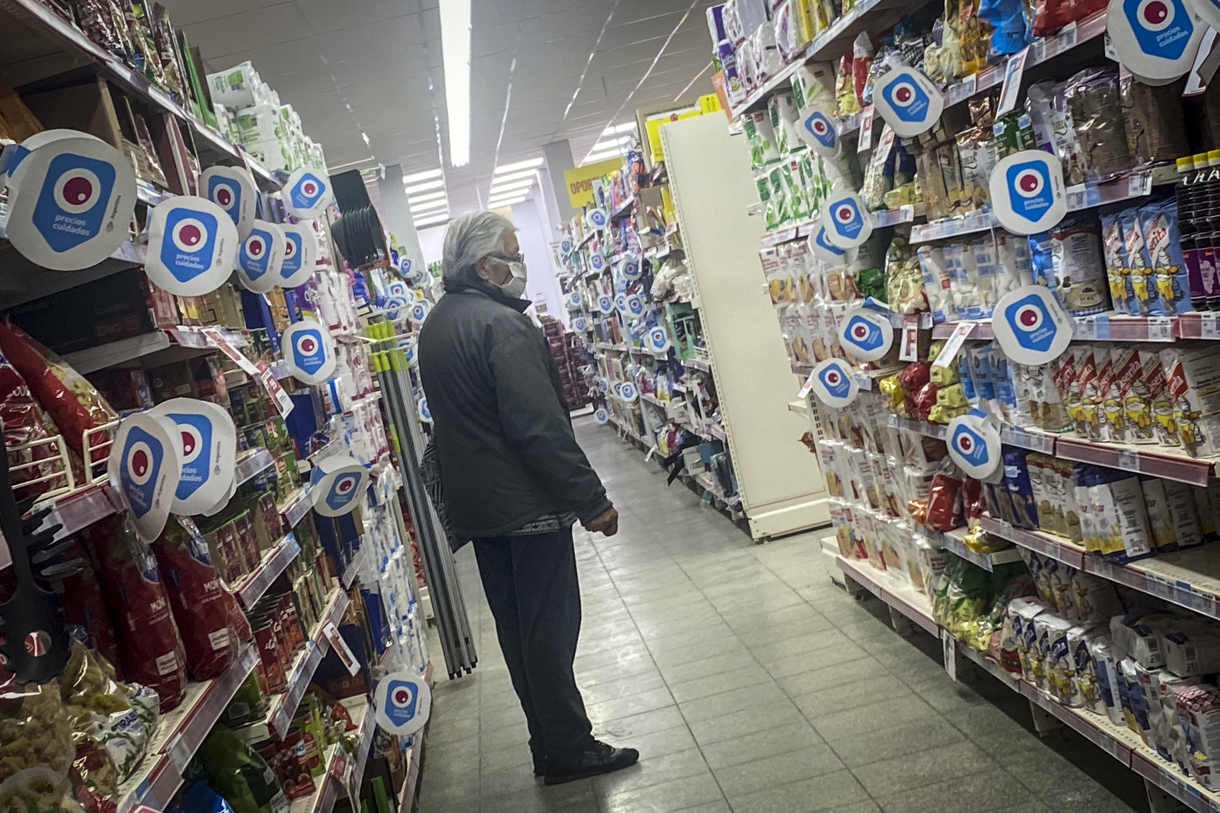 Fotografía de archivo de una persona haciendo compras en Argentina. (Foto de Juan Ignacio Roncoroni de la agencia EFE)