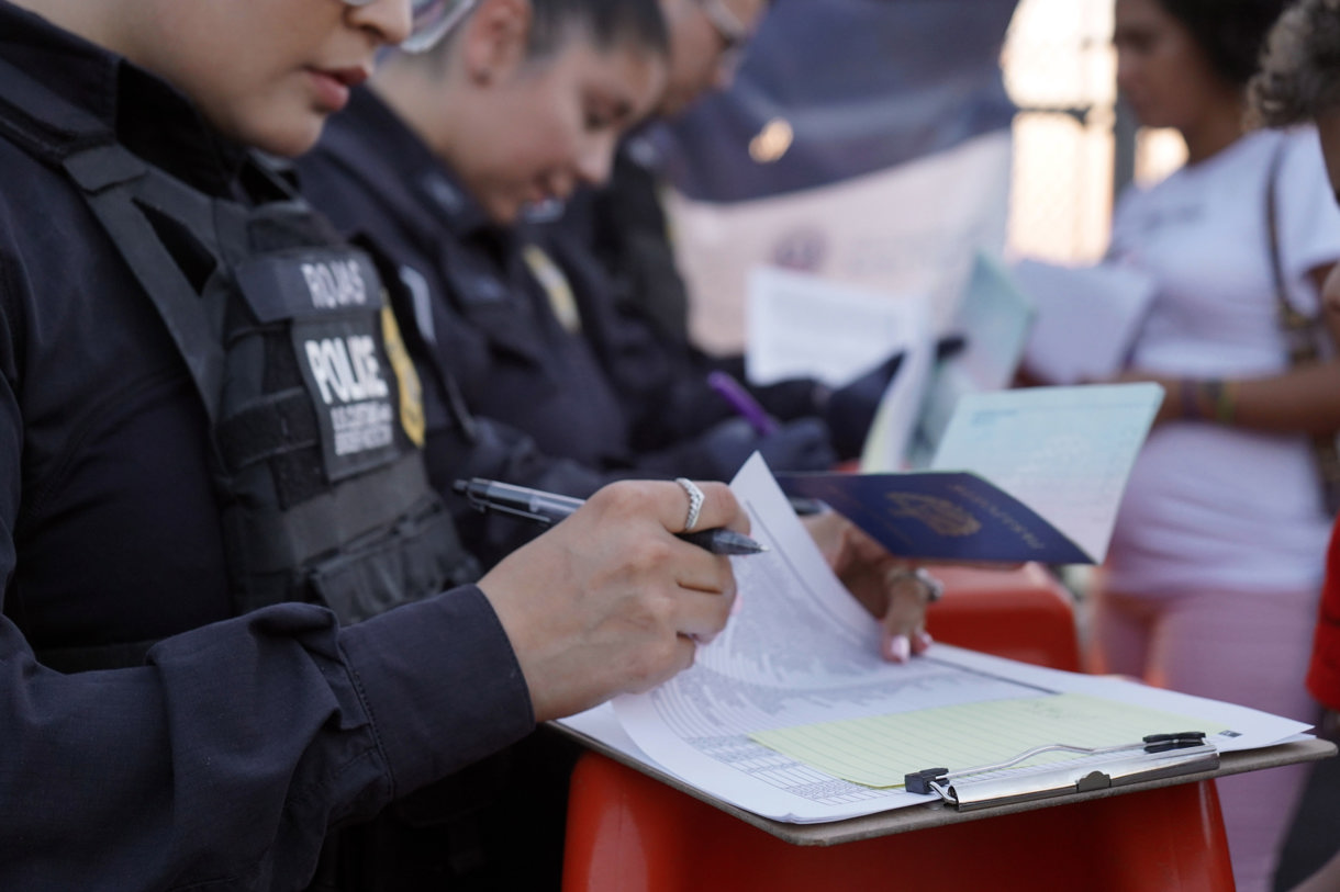 Fotografía de archivo en donde se ve a una agente de la Oficina de Aduanas y Protección Fronteriza de Estados Unidos (CBP, en inglés) en la frontera de El Paso, Texas (Estados Unidos). (Foto de César Contreras de la agencia EFE)