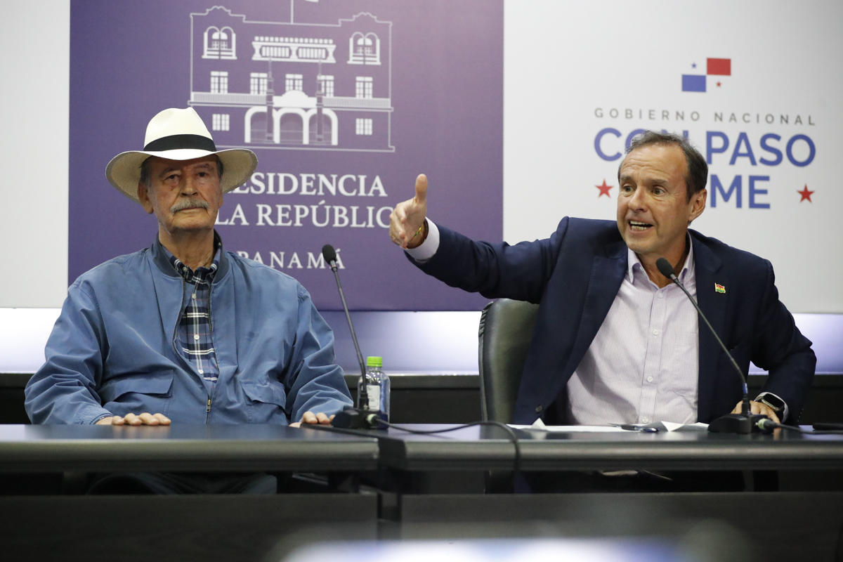 Imagen de archivo del expresidente boliviano Jorge Quiroga (d) junto a su homólogo mexicano Vicente Fox. (Foto de Bienvenido Velasco de la agencia EFE)