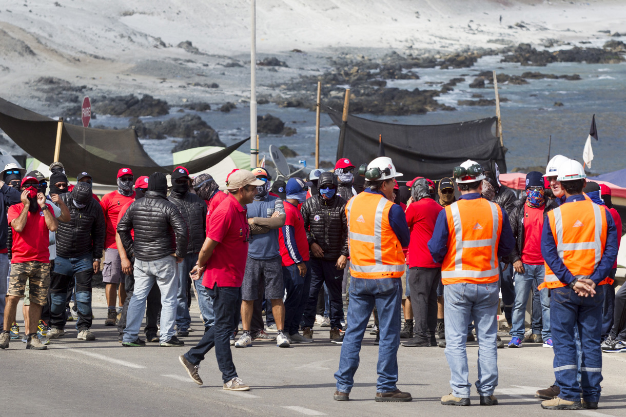 Fotografía de archivo de mineros que se manifiestan en la entrada de Puerto Coloso, de la minera de cobre Escondida, el 16 de marzo de 2017, en Antofagasta (Chile). (Foto de Cristian Rudolffi de la agencia EFE)