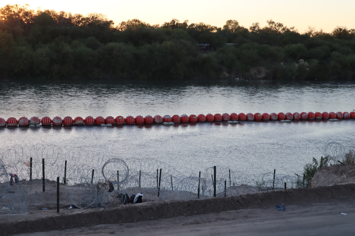 Fotografía donde se aprecian los alambres con púas puestos en la frontera de Eagle Pass en Texas (EUA). (Fotografía de archivo de Octavio Guzmán de la agencia EFE)