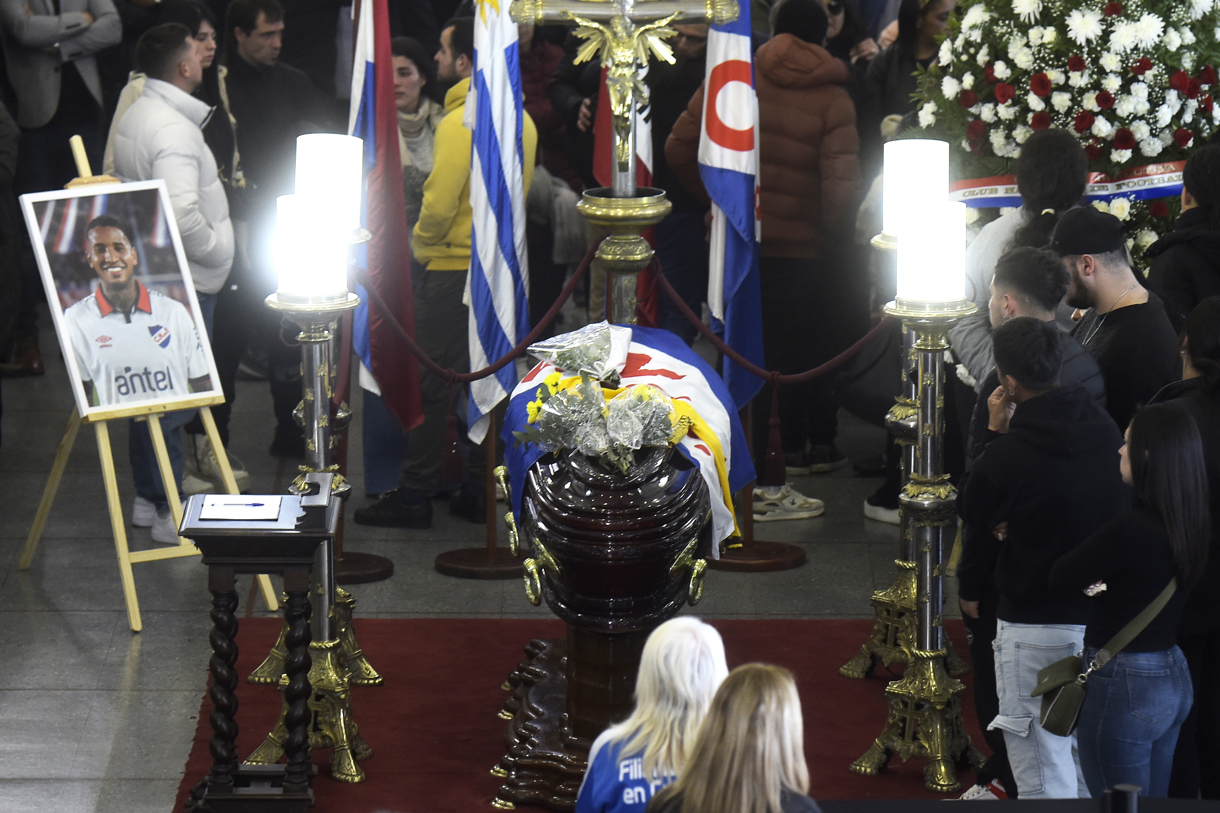 Familiares, amigos y aficionados asisten al velorio el 29 de agosto de 2024 del jugador Juan Manuel Izquierdo en la sede del Nacional en Montevideo (Uruguay). (Foto de Stringer de la agencia EFE)