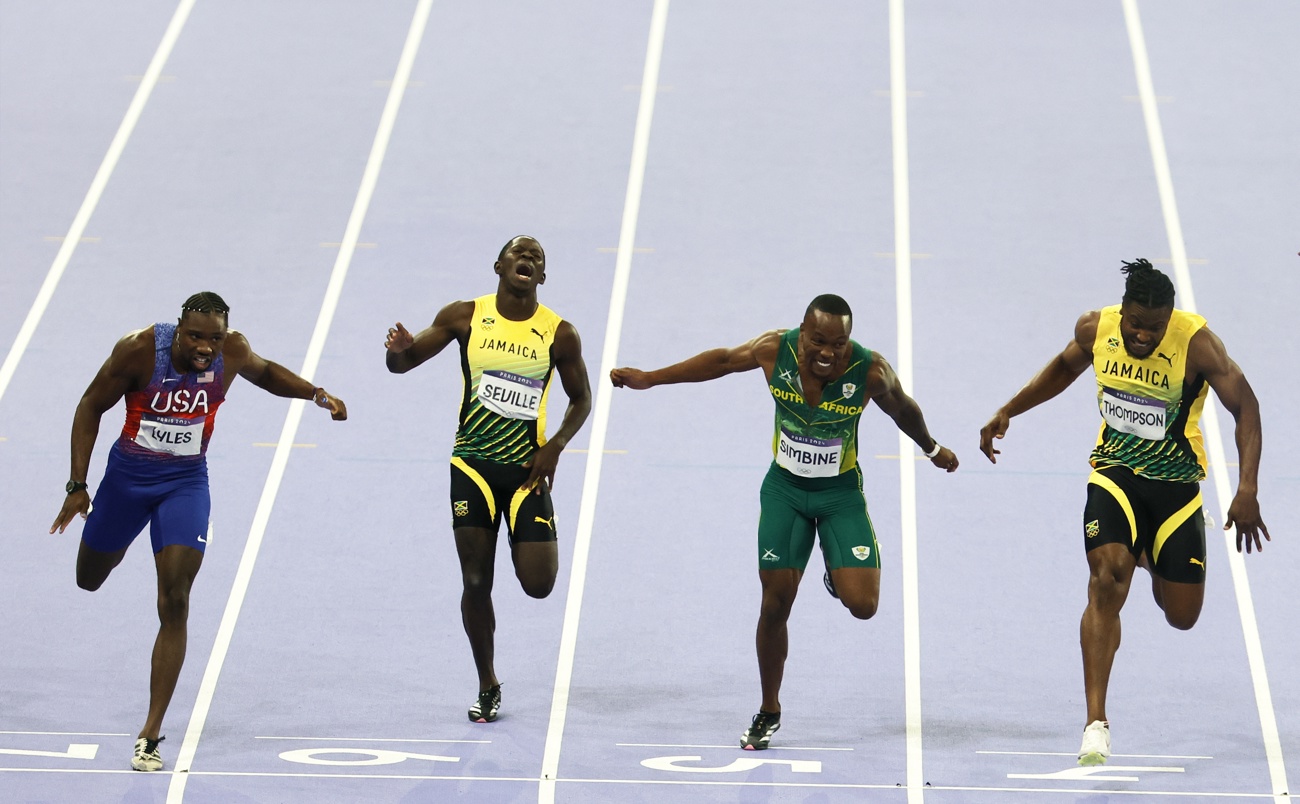 Los atletas Noah Lyles (I), de EUA, y Kishane THompson, de Jamaica, cruzan la meta casi con el mismo tempo durante la prueba de los 100 metros que se ha disputado en el Stade de France, en París, Francia. (Fotografía de Ronal Wittek de la agencia EFE/EPA)