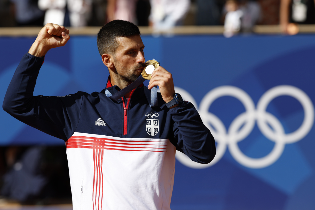 El tenista serbio Novak Djokovic posa con la medalla de oro en el podio tras la Final individual masculina de tenis de los Juegos Olímpicos de París 2024 este domingo, en la capital gala. (Fotografía de Juanjo Martín de la agencia EFE)