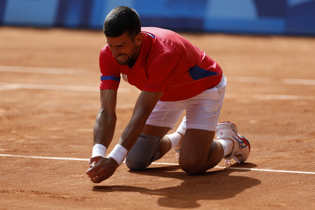 El tenista serbio Novak Djokovic celebra al conseguir la medalla de oro al vencer al español Carlos Alcaraz en la Final individual masculina de tenis de los Juegos Olímpicos de París 2024 este domingo, en la capital gala. (Fotografía de Juanjo Martín de la agencia EFE)