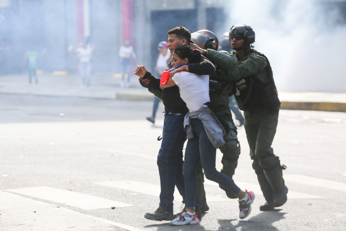 Integrantes de la Guardia Nacional detienen a dos personas durante una protesta por los resultados de las elecciones presidenciales del pasado 28 de julio. (Foto de Manuel Díaz de la agencia EFE)