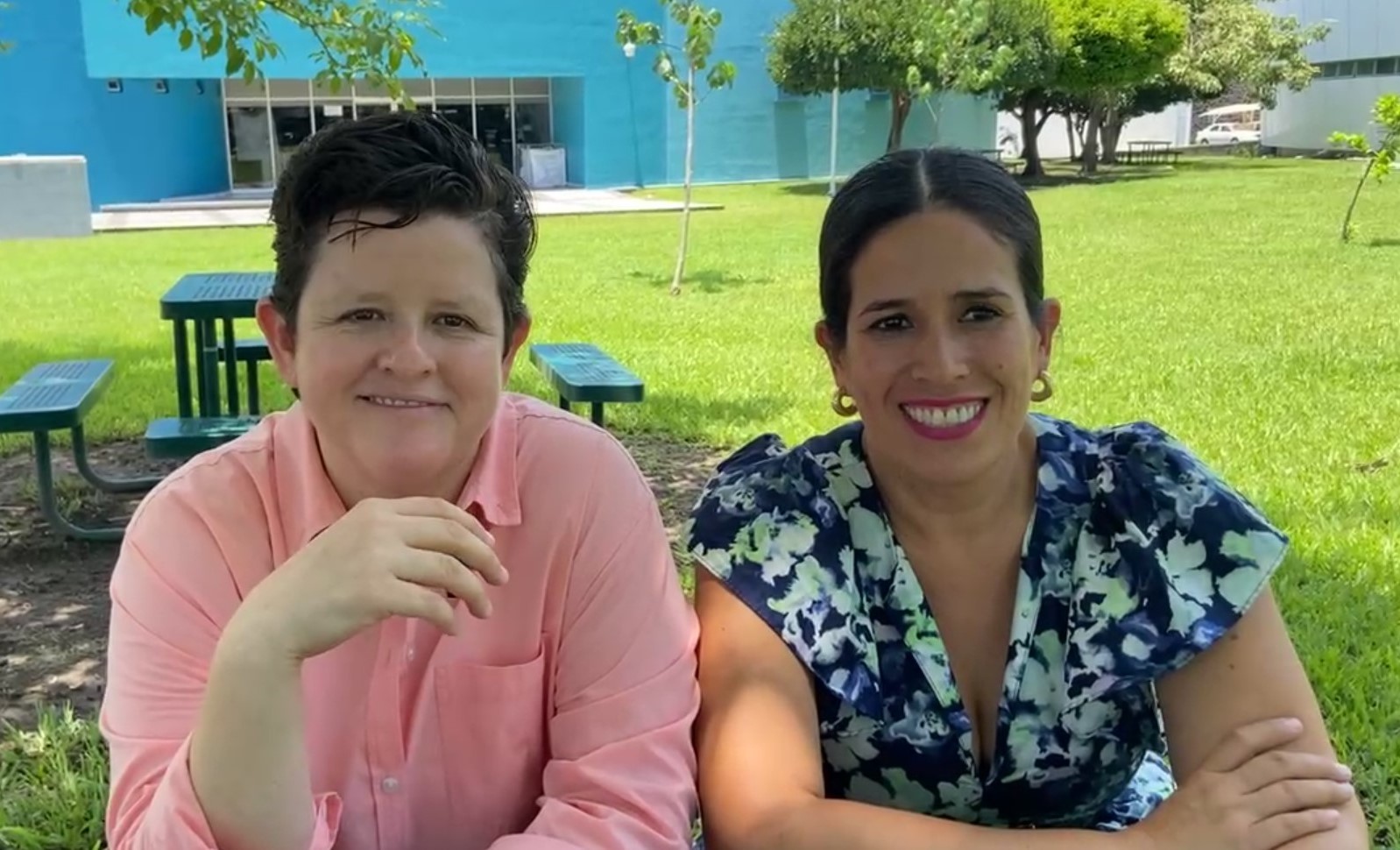 Krishna Neith Guzmán Benavides, directora de Innovación y Cultura Emprendedora, y Carolina Venegas Ochoa, presidenta de la FEUC. (Foto de la Dirección General de Prensa de la UdeC)