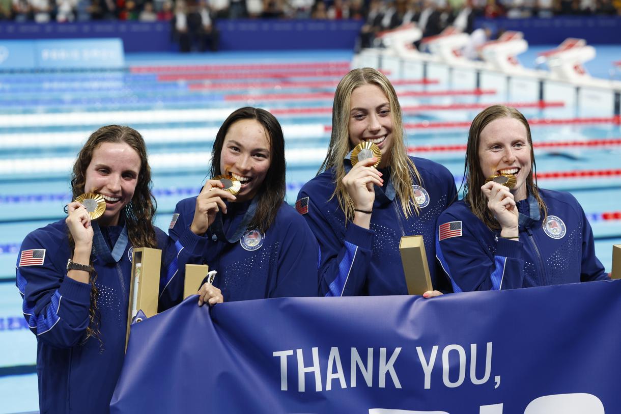 Las medallistas de oro estadounidenses (I-D) Regan Smith, Torri Huske, Gretchen Walsh, y Lilly King tras ganar el oro 4x100m estilos en Paris, Francia. (Fotografía de Mast Irham de la agencia EFE/EPA)