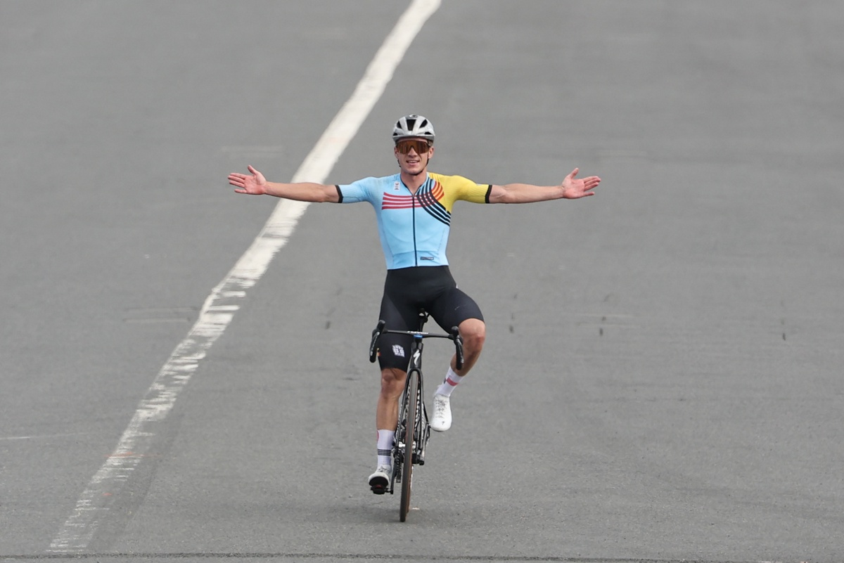 El belga Remco Evenepoel se proclamó campeón olímpico de ciclismo en ruta por las calles de París. (Fotografía de Christophe Petit Tesson de la agencia EFE/EPA)