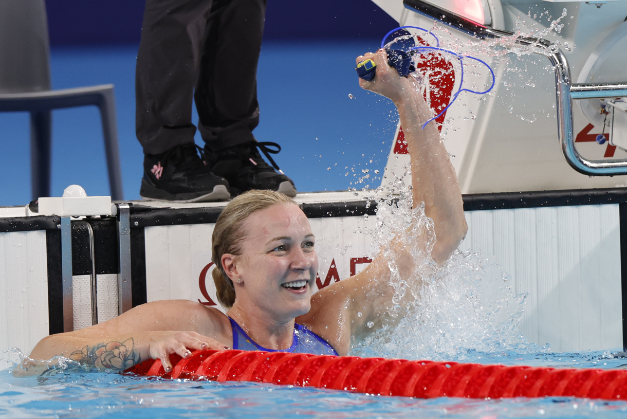 La sueca Sarah Sjöström celebra la victoria en la final de 50 metros estilo libre femenino de los Juegos Olímpicos de París 2024 este domingo, en Nanterre. (Fotografía de Lavandeira Jr. de la agencia EFE)