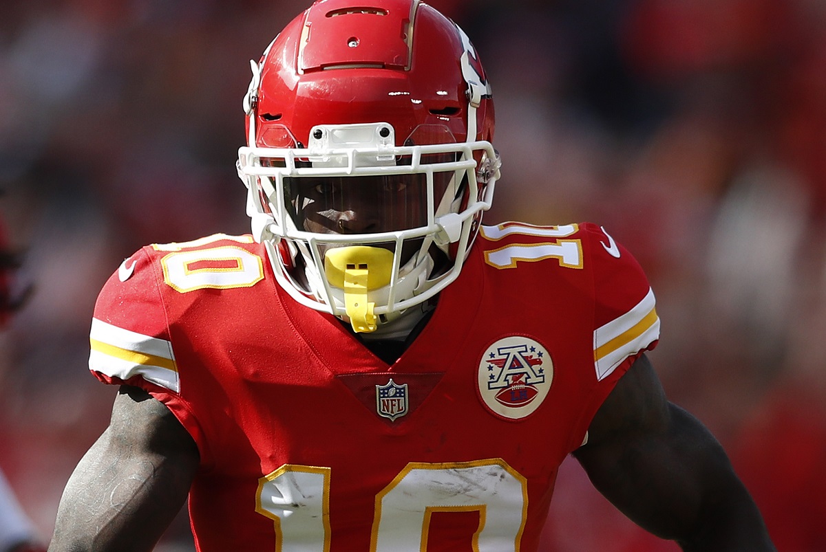 Fotografía de archivo del receptor Tyreek Hill, proclamado este viernes el número uno del top 100 de la NFL en 2024. (Fotografía Larry W.Smitth de la agencia EFE/EPA)