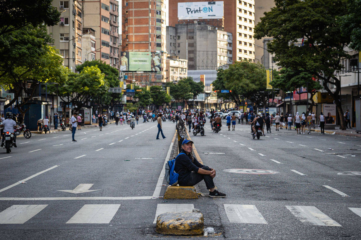 Fotografía del 29 de julio de 2024 de un hombre que observa a manifestantes durante enfrentamientos entre opositores y miembros de la Guardia Nacional Bolivariana (GNB), por los resultados de las elecciones presidenciales, en Caracas (Venezuela). (Fotografía de Henry Chirinos de la agencia EFE)