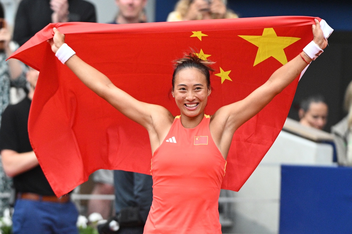 La china Qinwen Zeng campeona olímpica en Roland Garros. (Fotografía de Caroline Blumberg de la agencia EFE/EPA)