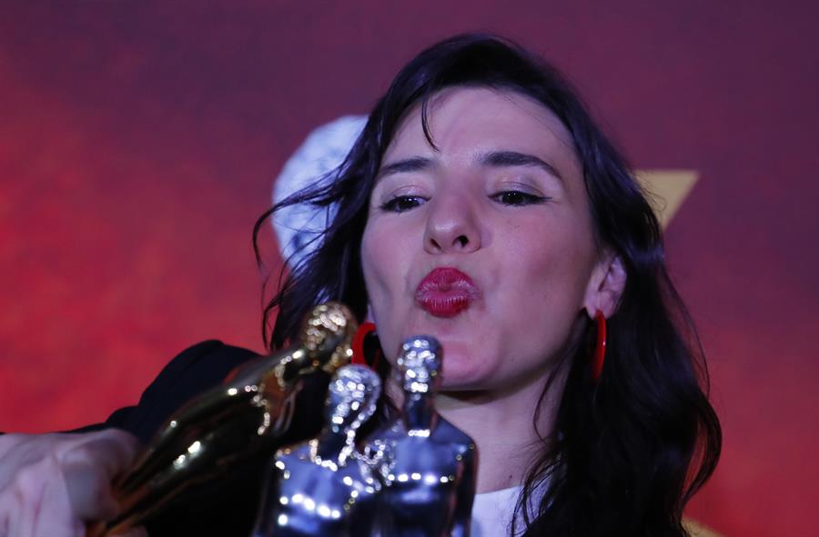 La directora mexicana de cine Lila Avilés posa con las estatuillas a mejor dirección y película por “Tótem” durante la 66 edición de la entrega de los Premios Ariel en el Teatro Degollado de la ciudad de Guadalajara, Jalisco. (Foto de EFE)