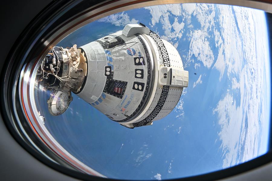 Fotografía sin fecha cedida tomada desde una ventana de la nave espacial SpaceX Dragon Endeavour donde se muestra a la cápsula Straliner acoplada al puerto delantero del módulo Harmony. (Foto de EFE)