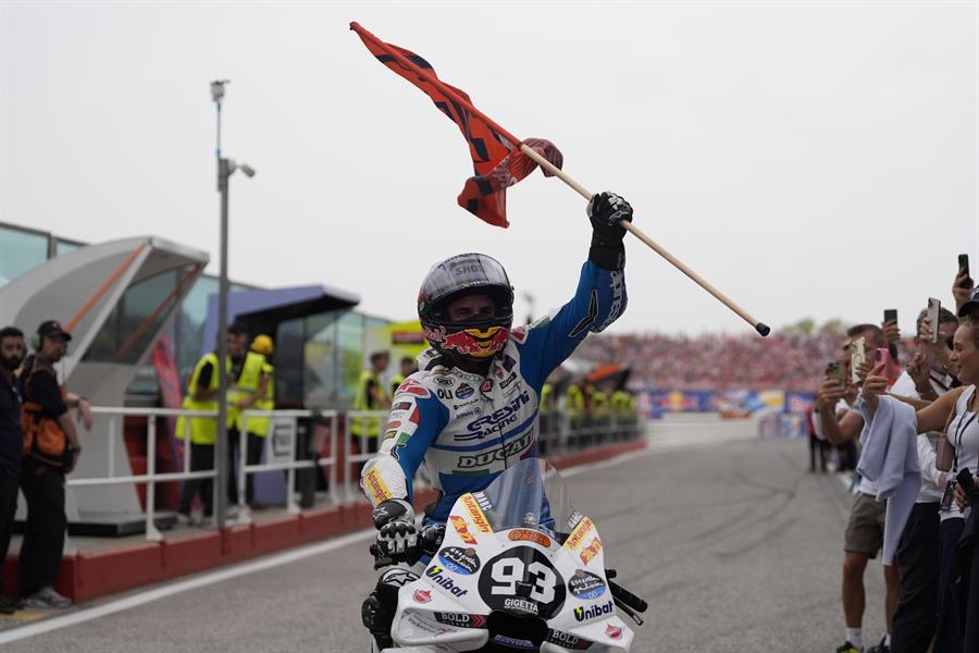 El piloto español Marc Márquez (Gresini Racing MotoGP) celebra la victoria del Gran Premio de Motociclismo de San Marino. (Foto de EFE)