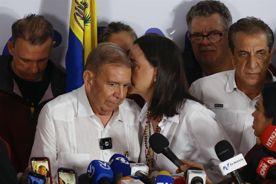 El candidato presidencial opositor Edmudo González Urrutia, escucha a la líder opositora venezolana María Corina Machado en una imagen de archive. (Foto de EFE)