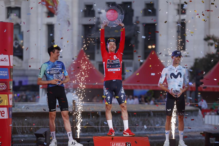 El ciclista esloveno Primoz Roglic, en el podio como ganador de La Vuelta a España 2024. (Foto de EFE)