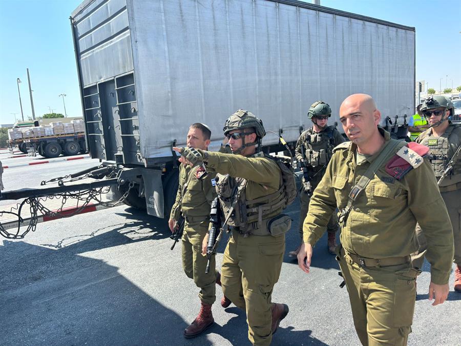 El comandante del Comando Central, el de la Brigada del Valle del Jordán y otros altos mandos del Ejército israelí durante una evaluación de la situación en el lugar donde un hombre que conducía un camión abrió fuego cuando cruzaba desde Jordania hacia Cisjordania, en el paso fronterizo de Allenby, causando la muerte de 3 civiles israelíes. (Foto de EFE)