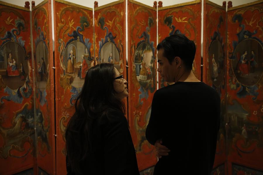 Visitantes observan obras de la muestra “Los Secretos del Color” el 6 de septiembre de 2024, exhibida en el Museo de las Artes (MUSA), en la ciudad de Guadalajara, Jalisco. (Foto de EFE)