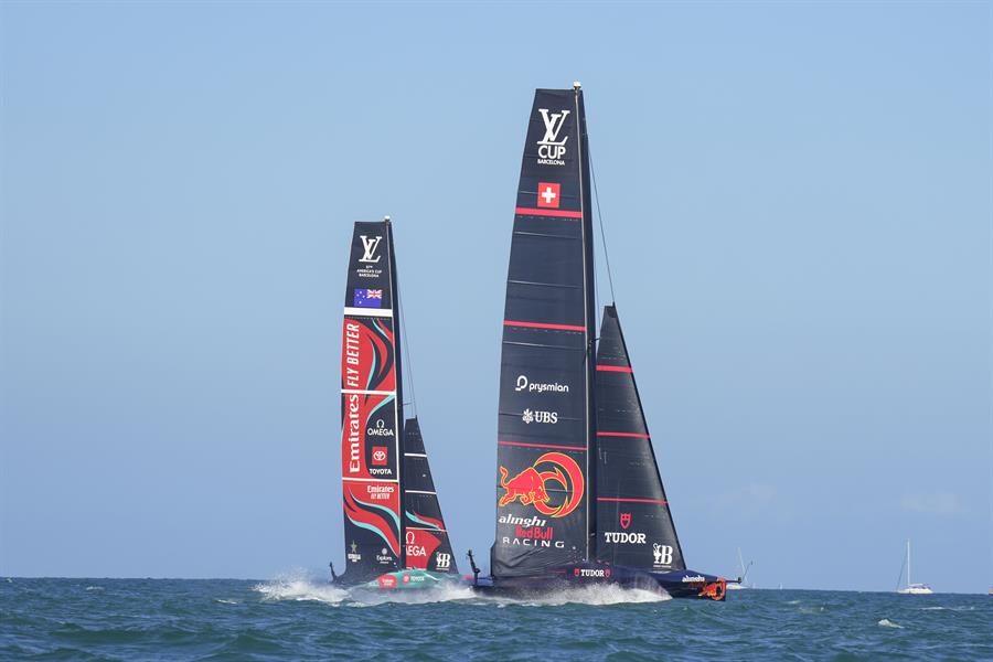 El Alinghi Red Bull Racing y el Emirates Team New Zealand durante la octava jornada de la 37ª Copa del América Louis Vuitton, en Barcelona, España. (Foto de EFE)