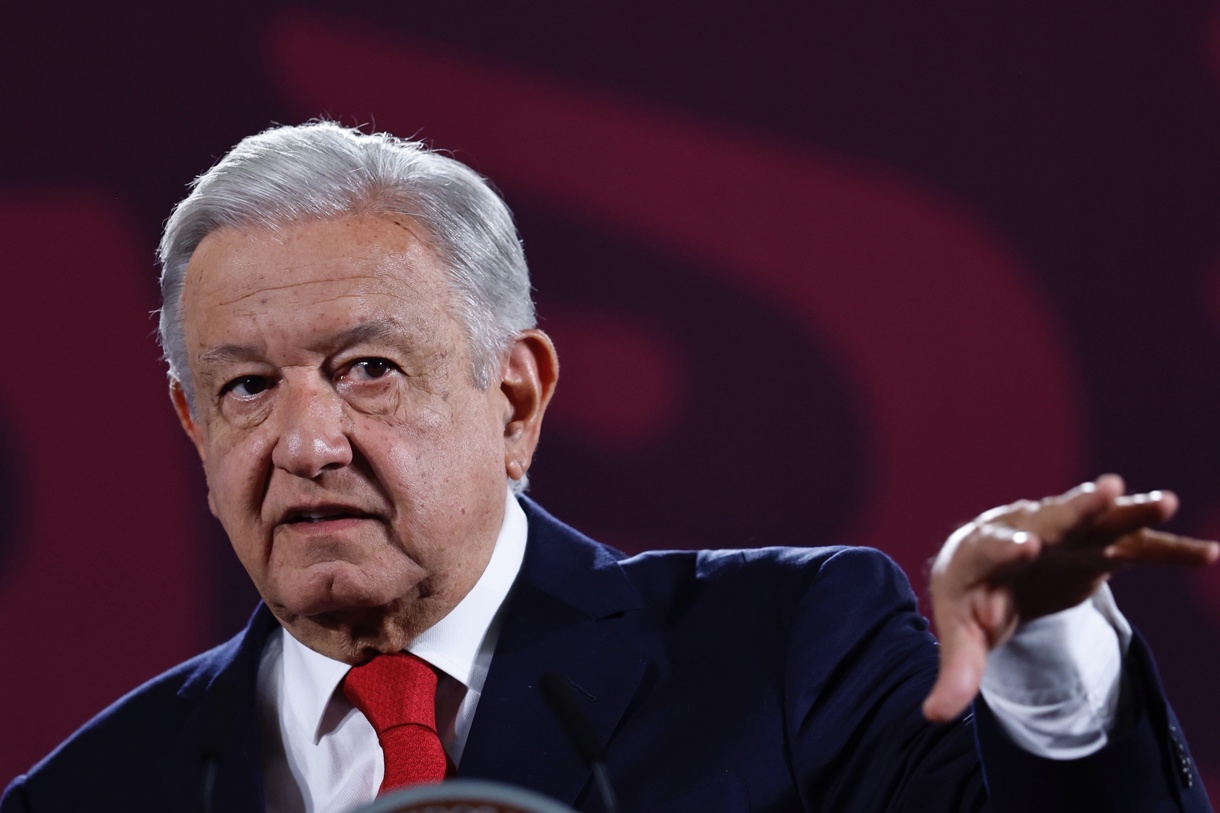 El presidente Andrés Manuel López Obrador, habla durante su rueda de prensa matutina en Palacio Nacional de la Ciudad de México (México). (Foto de Sáshenka Gutiérrez de la agencia EFE)