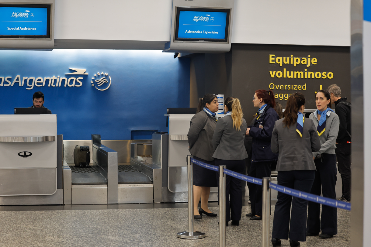 Fotografía de archivo de trabajadores de aerolíneas argentinas en el aeroparque de la Ciudad de Buenos Aires (Argentina). (Foto de Juan Ignacio Roncoroni de la agencia EFE)