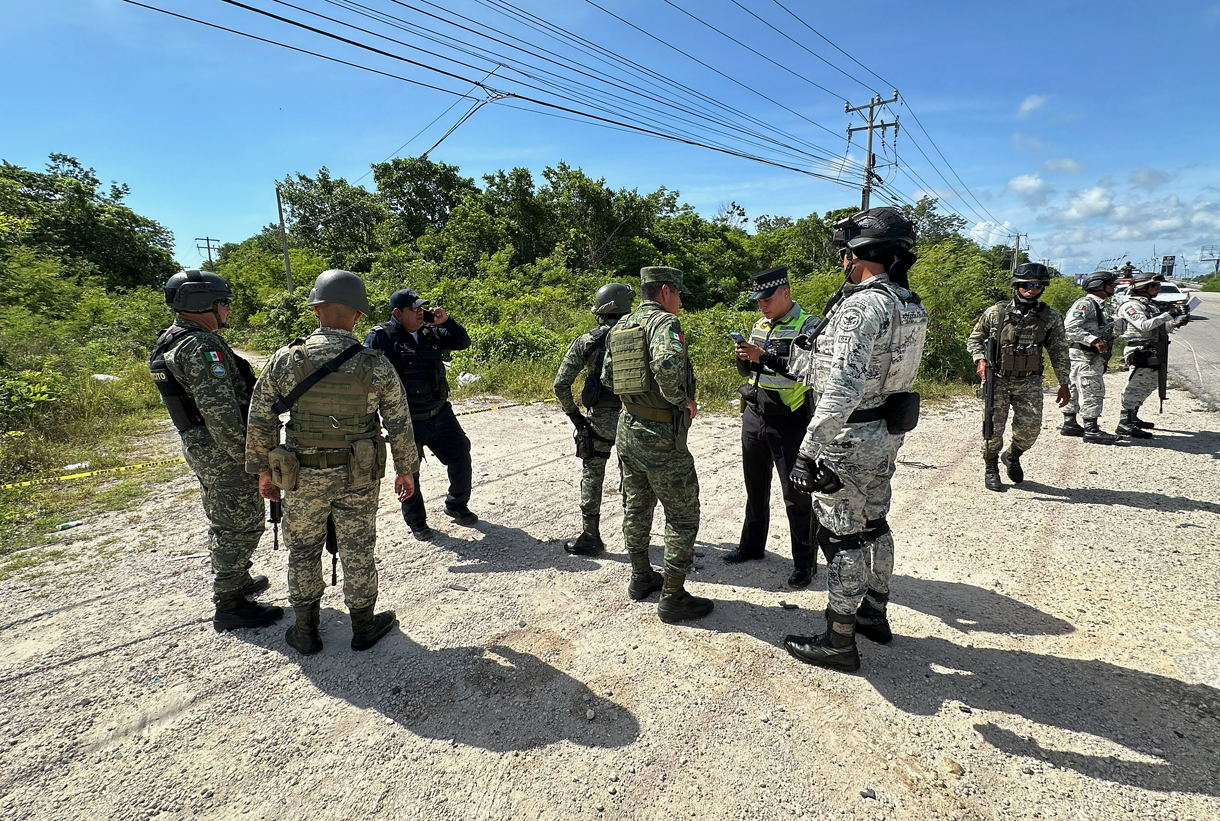 Integrantes de la Guardia Nacional (GN) y del Ejército mexicano resguardan la zona de Cancún (México). (Foto de Alonso Cupul de la agencia EFE)