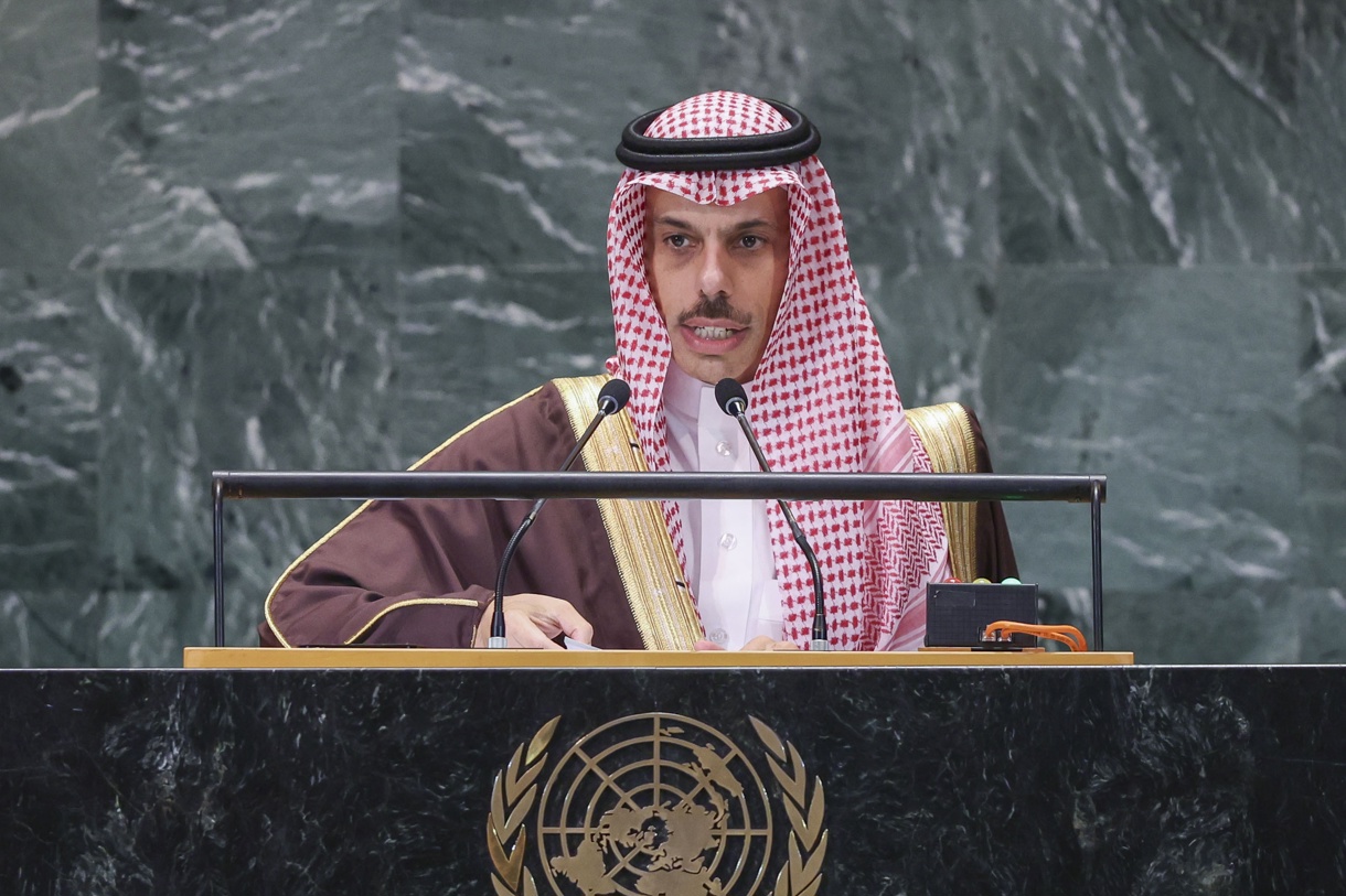 El Ministro de Asuntos Exteriores de Arabia Saudita, el Príncipe Faisal bin Farhan Al-Saud, habla durante la “Cumbre del Futuro” que se celebra antes del Debate General de esta semana del 79º período de sesiones de la Asamblea General de las Naciones Unidas en Nueva York, EUA, el 23 de septiembre de 2024. (Foto de Sarah Yenesel de la agencia EFE/EPA)