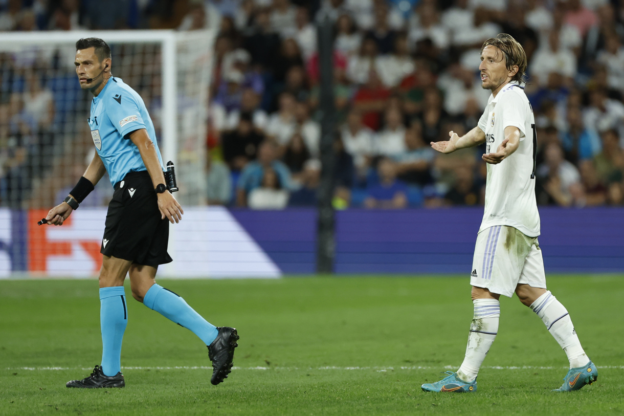 El centrocampista croata del Real Madrid Luka Modric (d) conversa con el árbitro italiano Maurizio Mariani (i) durante el encuentro ante el RB Leipzig, en una foto de archivo. Foto de Juanjo Martín de la agencia EFE)