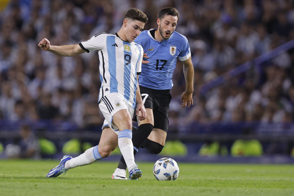 Fotografía de archivo de Julián Álvarez (d) durante un partido con la selección argentina. (Foto de Juan Ignacio Roncoroni de la agencia EFE)