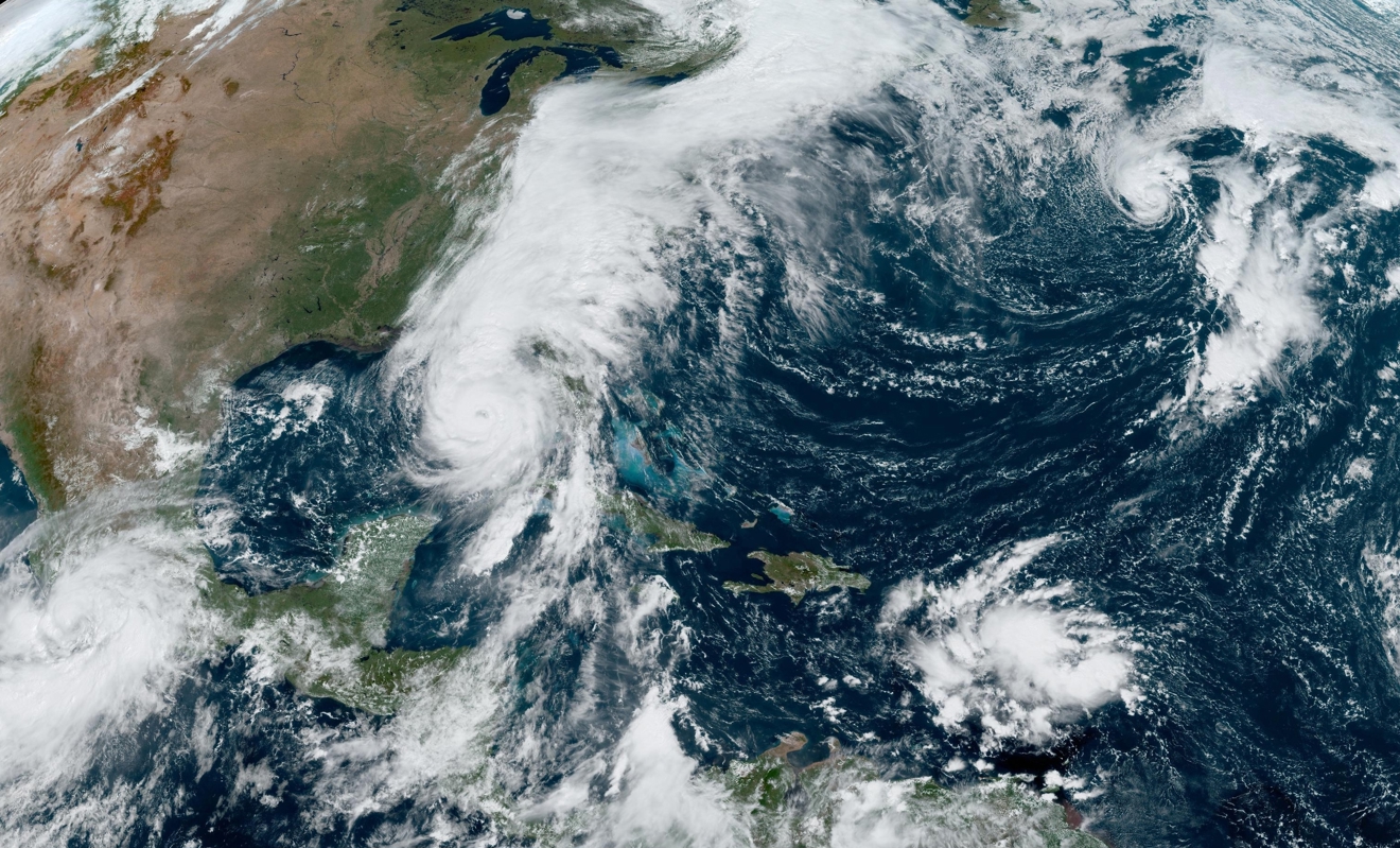 Fotografía donde se muestra la localización del huracán Helene (c) en el Golfo de México, y la tormenta tropical Isaac (d) en el Atlántico norte. (Foto tomada de la NOAA-NHC por la agencia EFE)