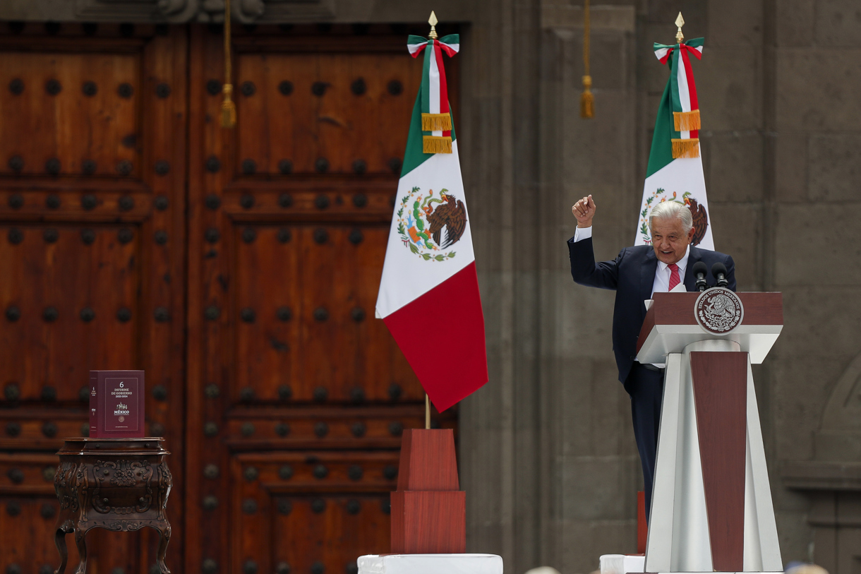 El presidente Andrés Manuel López Obrador, habla durante el sexto informe de gobierno este domingo, en el Zócalo en Ciudad de México (México). (Foto Isaac Esquivel de la agencia EFE)