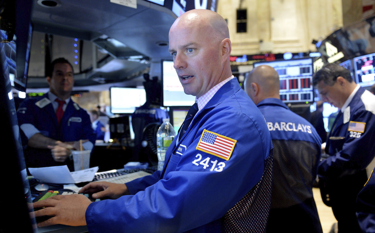 Fotografía de archivo de un corredor que trabaja en el piso de la Bolsa de Valores de Nueva York (NYSE). (Foto de Justin Lane de la agencia EFE/EPA)