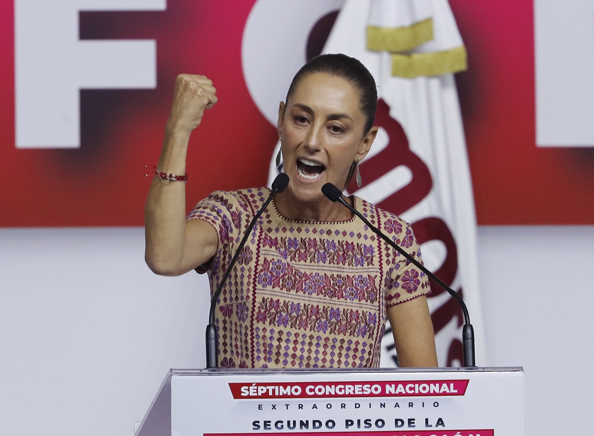 La presidenta electa de México, Claudia Sheinbaum, habla durante en el VII Congreso Nacional Extraordinario de Morena este domingo, en la Ciudad de México (México). (Foto de Mario Guzmán de la agencia EFE)