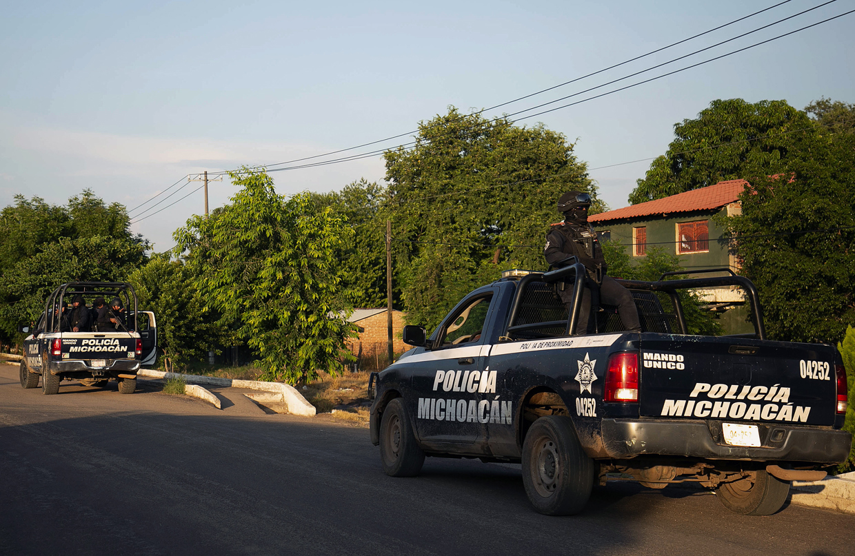 Fotografía de archivo del 13 de octubre de 2021 de vehículos de la policía en rondas de vigilancia, en el municipio de Aguililla en el estado de Michoacán (México). (Foto de Iván Villanueva de la agencia EFE)