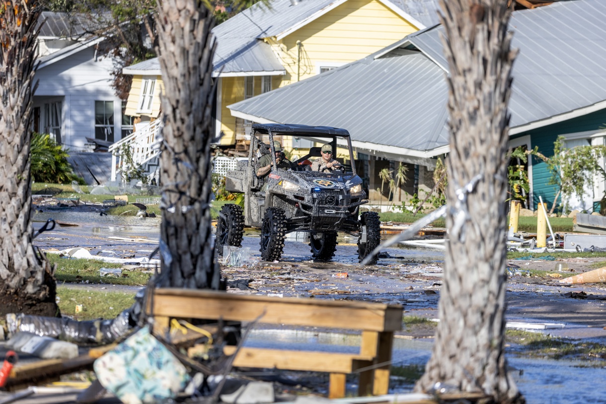 Agentes conducen por medio de los escombros después del paso del huracán Helene en Cedar Key, Florida (EUA). (Foto de Cristóbal Herrera-Ulashkevich de la agencia EFE/EPA)