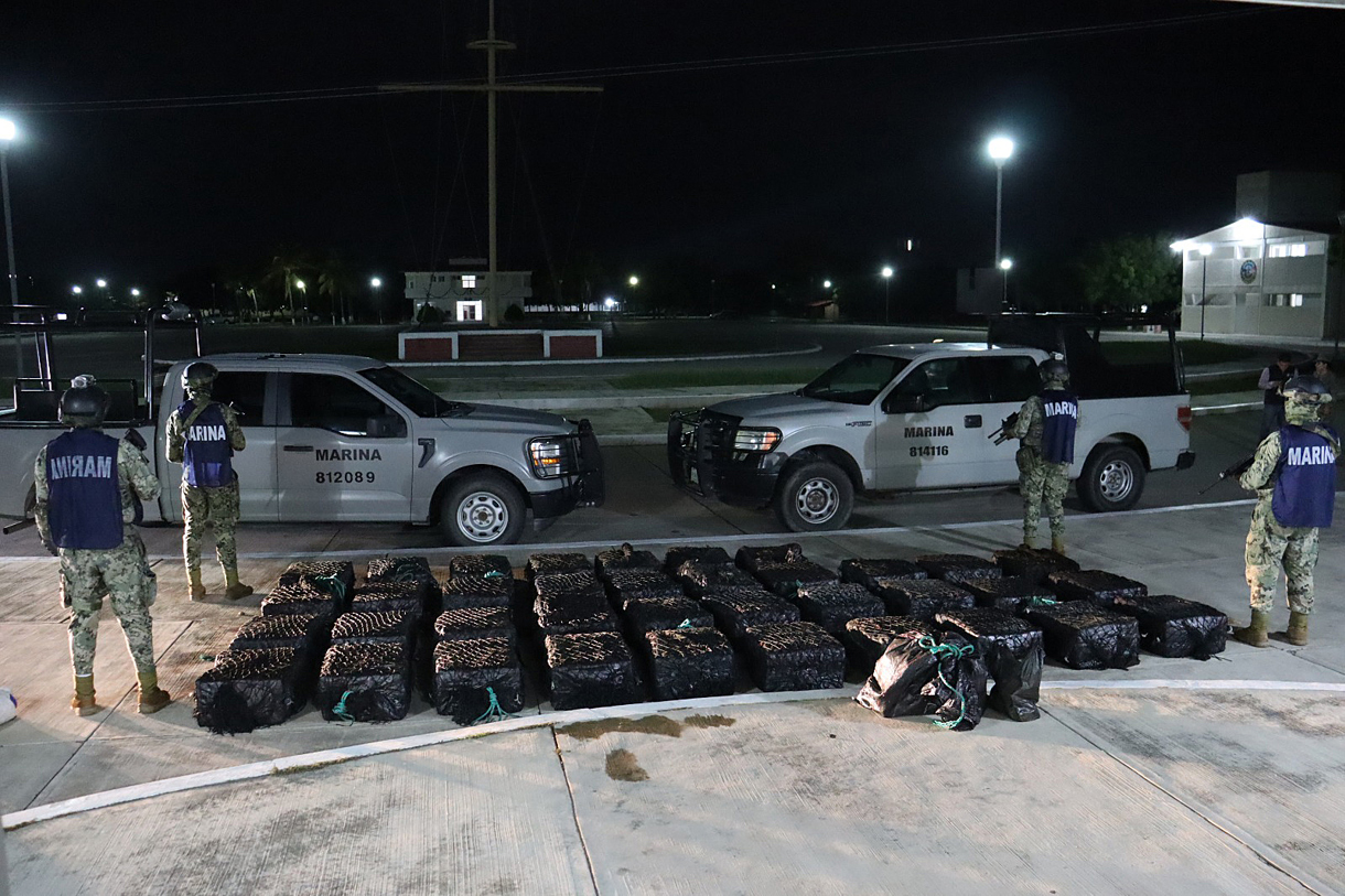 Fotografía cedida este viernes por la Secretaría de Marina (Semar), donde se observa un decomiso de supuesta cocaína, en el municipio de Paredón, en Chiapas (México). (foto de la Secretaria de Marina)