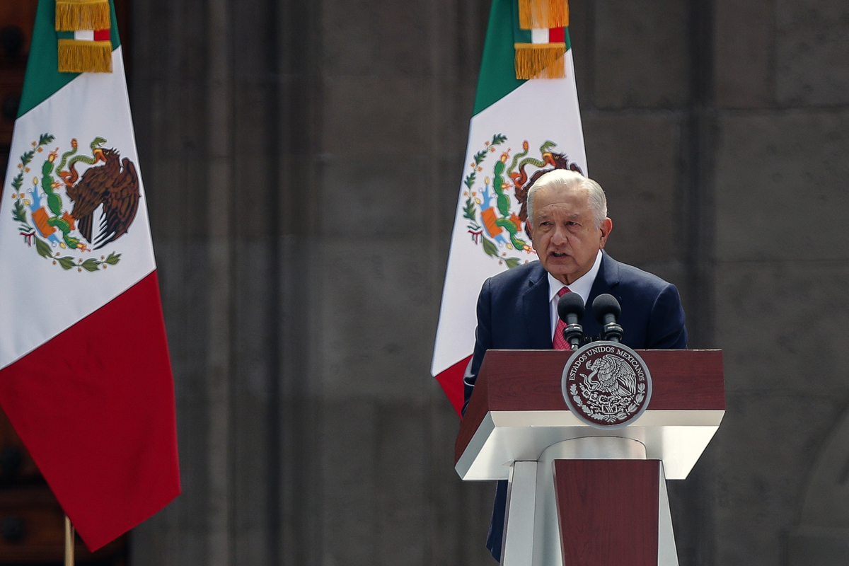 El presidente Andrés Manuel López Obrador, habla durante el sexto informe de gobierno este domingo, en el Zócalo en Ciudad de México (México). (Foto de Isaac Esquivel de la agencia EFE)