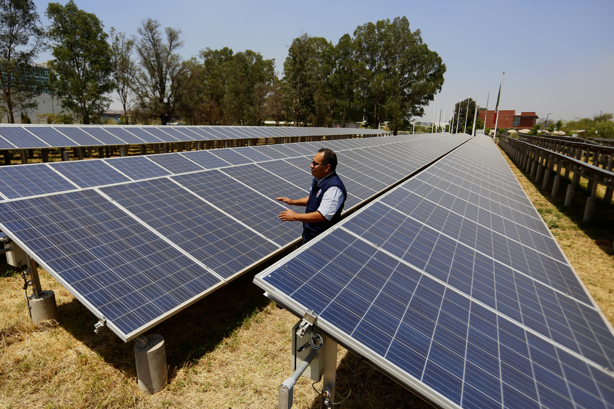 Fotografía de archivo de paneles solares en el municipio de Tonalá en el estado de Jalisco (México). (Foto de archivo Francisco Guasco de la agencia EFE)