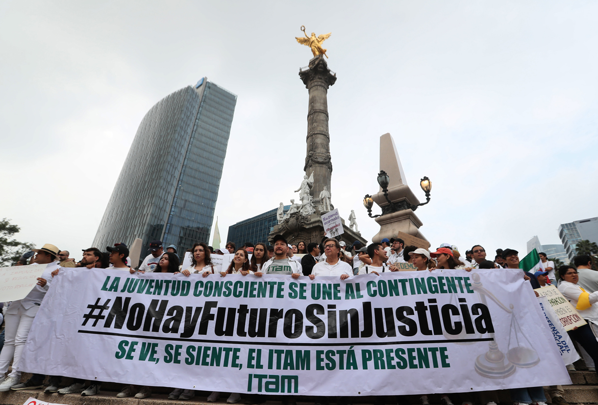 Estudiantes de Derecho y trabajadores del Poder Judicial protestan en contra de la reforma impulsada por el oficialismo este domingo, en Ciudad de México (México). (Foto de Mario Guzmán de la agencia EFE)