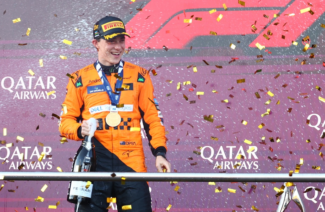 El piloto australiano Oscar Piastri, del McLaren F1 Team, celebra su victoria en Baku. (Foto de Ali Haider de la agencia EFE/EPA)