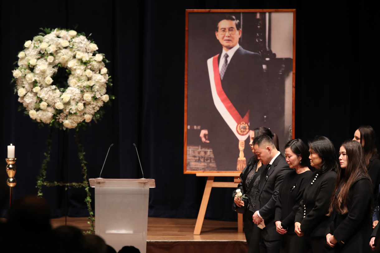 Kenji (i), Sachi (2-i) y Keiko Fujimori (2-d) participan en el funeral de su padre el fallecido expresidente de Perú, Alberto Fujimori, este sábado, en Lima (Perú). (Foto de Paolo Aguilar de la agencia EFE)